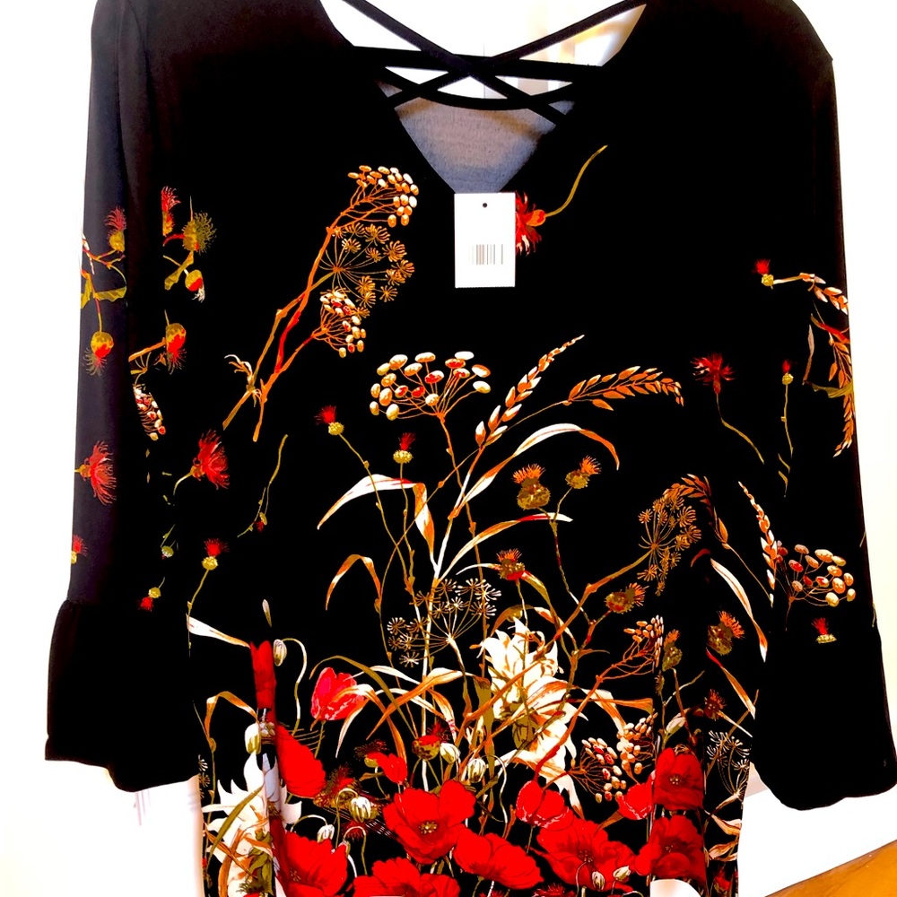 NWT Floral fluted sleeve Top